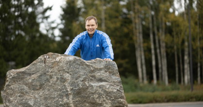 Miika Pihlajaniemi kurkistaa kiven takaa