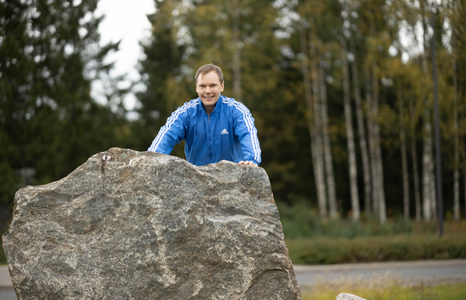 Miika Pihlajaniemi kurkistaa kiven takaa