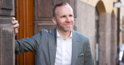 Mika Poutala hymyilee. Hän katselee kaukaisuuteen.