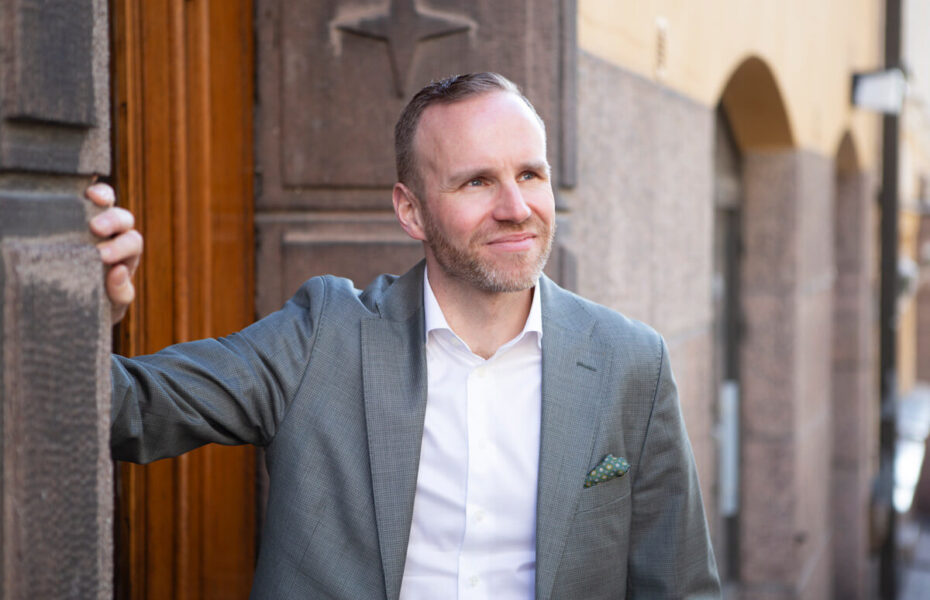 Mika Poutala hymyilee. Hän katselee kaukaisuuteen.