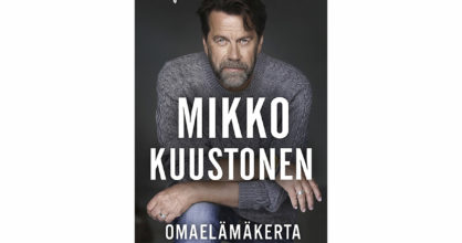 Mikko Kuustosen Omaelämäkerta-kirjan kansi, jossa Mikko Kuustonen kumartuu eteenpäin nojaten toiseen polveensa.