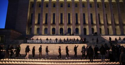 Kynttilämeri eduskuntatalon portailla