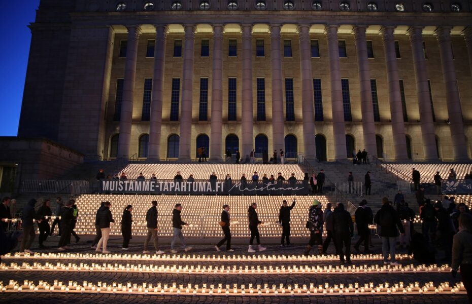 Kynttilämeri eduskuntatalon portailla