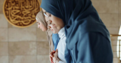 Musliminaiset rukoilevat.