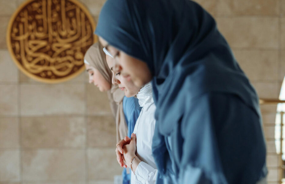 Musliminaiset rukoilevat.