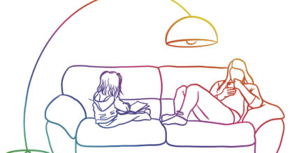 Piirroskuva, jossa nainen ja lapsi istuvat sohvalla. Nainen selaa älypuhelinta.
