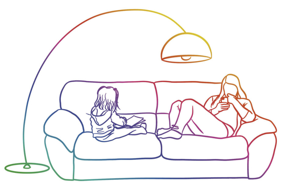 Piirroskuva, jossa nainen ja lapsi istuvat sohvalla. Nainen selaa älypuhelinta.