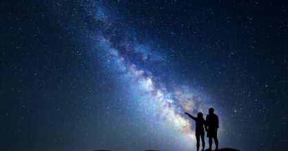 Nainen ja mies katselevat tähtitaivasta.