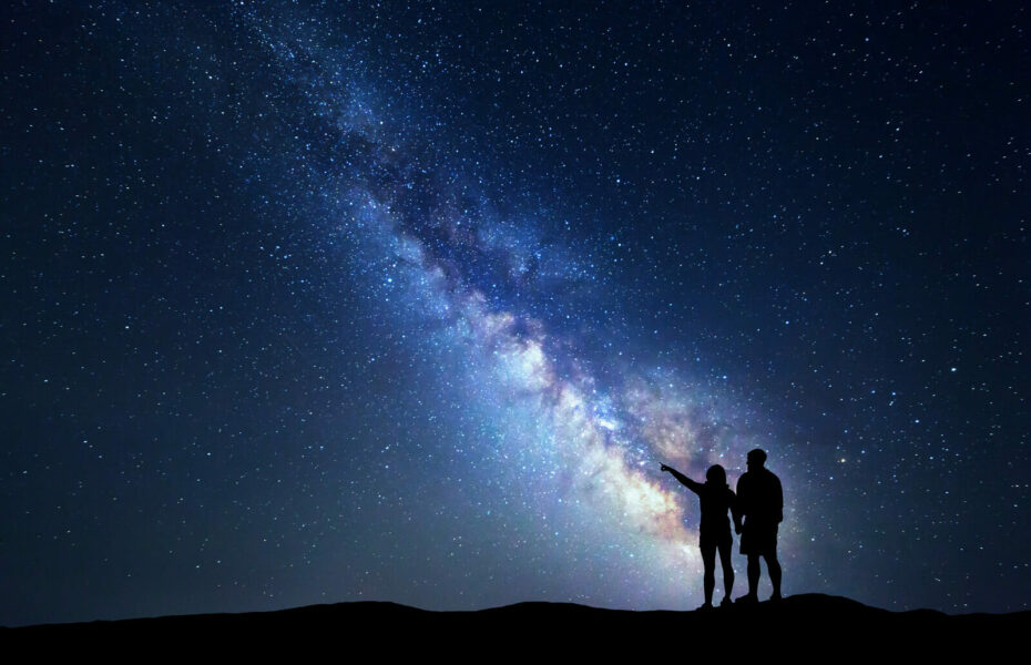 Nainen ja mies katselevat tähtitaivasta.