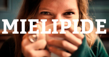 Nainen kurkistaa kahvikupin takaa. Kuvan päällä on teksti "mielipide".