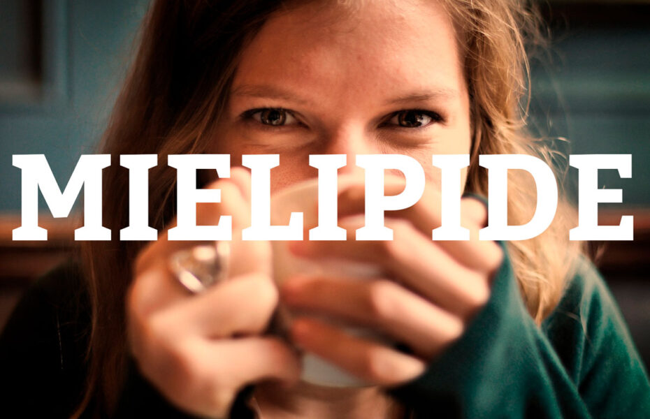 Nainen kurkistaa kahvikupin takaa. Kuvan päällä on teksti "mielipide".