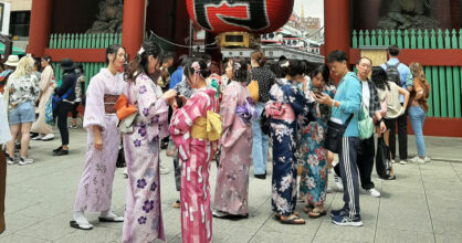 Japanilaisia naisia kimonoissa.