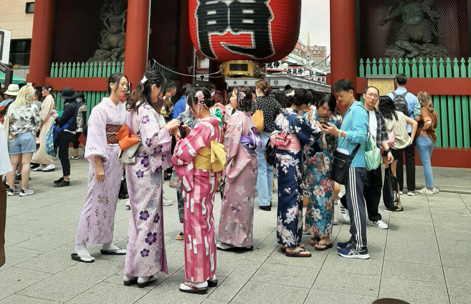 Japanilaisia naisia kimonoissa.