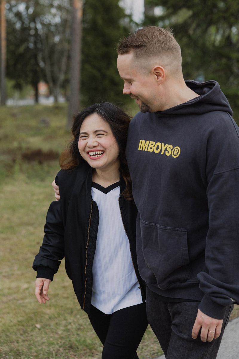 Roni ja Naomi kävelevät. Ronin käsi on Naomin harteilla.