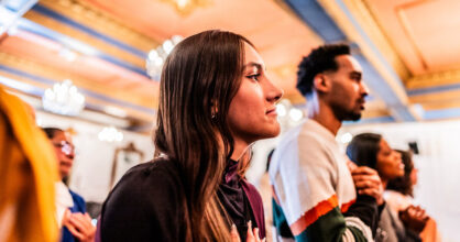 Nuori nainen ja mies.