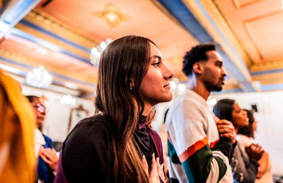 Nuori nainen ja mies.