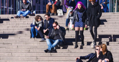 Nuoria istuu portailla ja kävelee portaita.