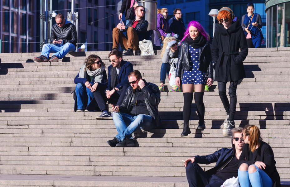 Nuoria istuu portailla ja kävelee portaita.