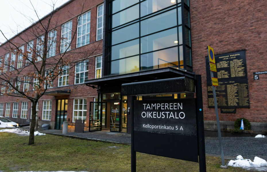 Tampereen oikeustalo punaisena tiiliseinänä