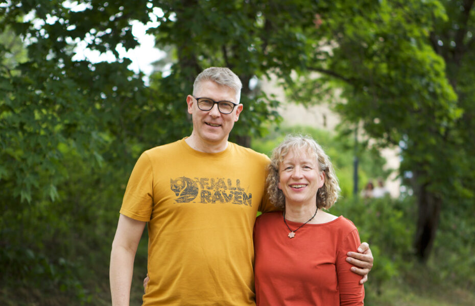 Veijo ja Anna-Maija Olli seivoat vierekkäin ja hymyilevät.