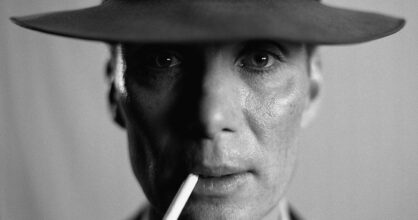 Kuvassa Oppenheimeria näyttelevä Cillian Murphy katsoo kameraan hattu päässä ja tupakka huulessa.