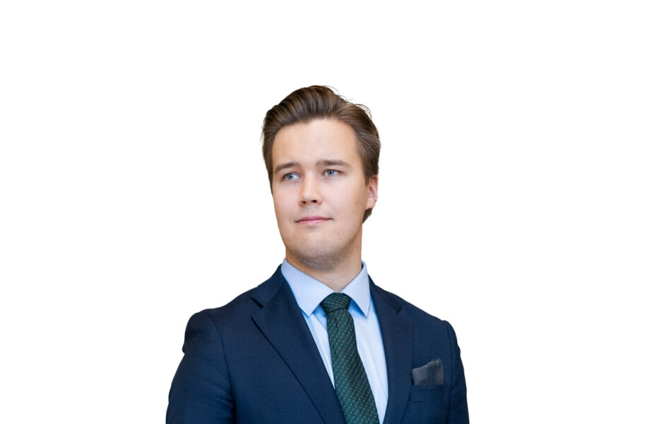 Ossi Lehtihuhdalla on sininen puku ja kravatti.