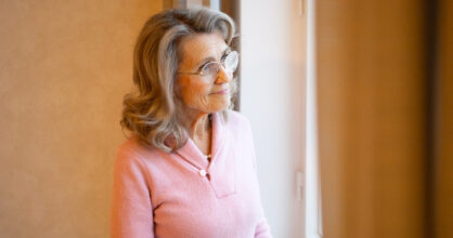 Päivi Räsänen katsoo ikkunasta ulos.