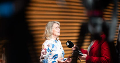 Päivi Räsänen puhuu haastattelijan mikkiin.