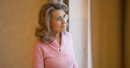 Päivi Räsänen katsoo ulos ikkunasta.