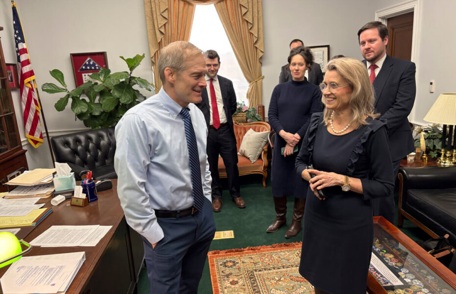 Päivi Räsänen ja Jim Jordan keskustelevat. Taustalla on muitakin ihmisiä.