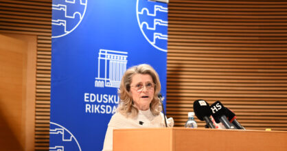 Päivi Räsänen puhuu puhujanpöntön takana.