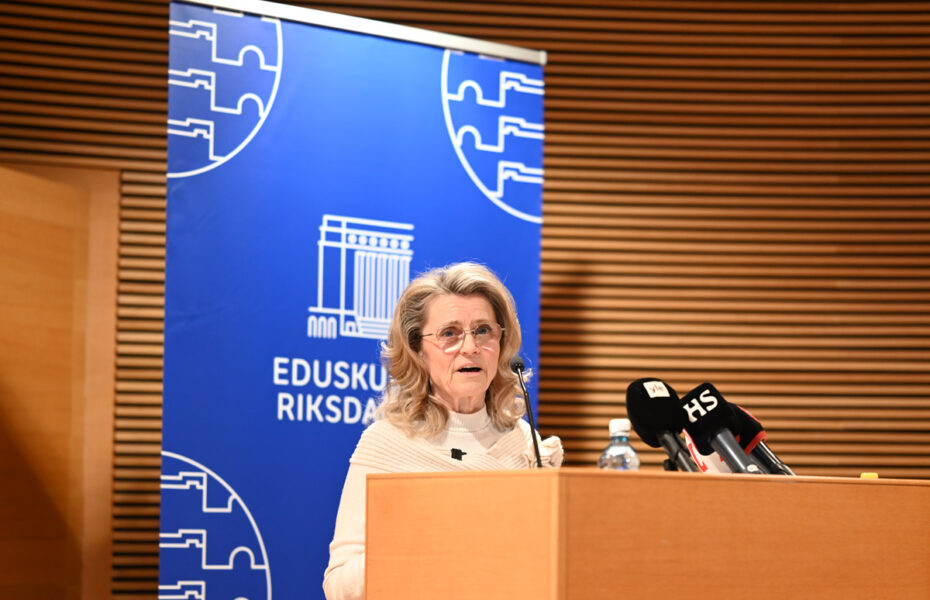 Päivi Räsänen puhuu puhujanpöntön takana.