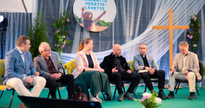 Panelisteja lavalla.