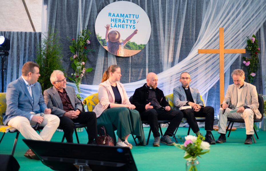 Panelisteja lavalla.