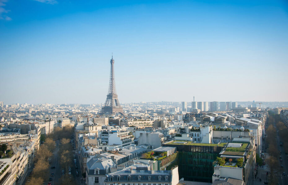 Ilmakuva Pariisista ja Eiffel-tornista.