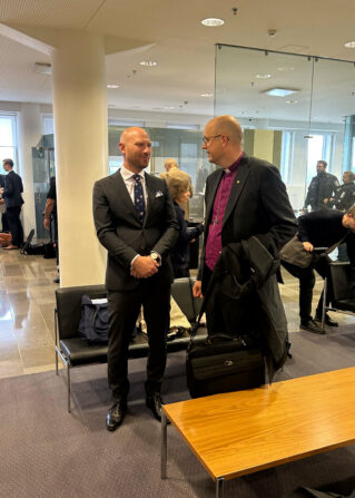 Paul Coleman keskustelee piispa Juhana Pohjolan kanssa