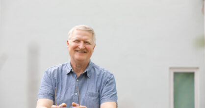 Paul Copan istuu pöydän ääressä.