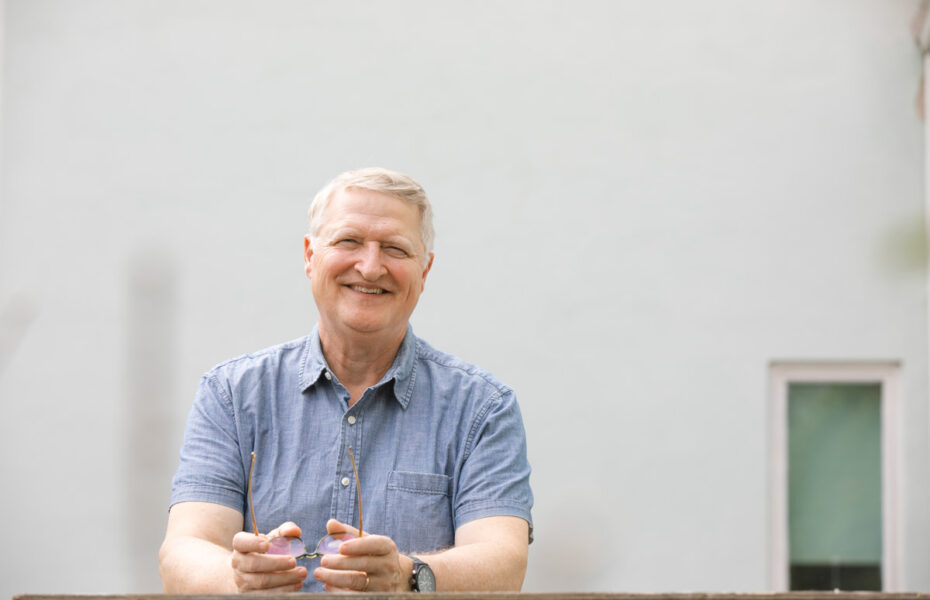Paul Copan istuu pöydän ääressä.