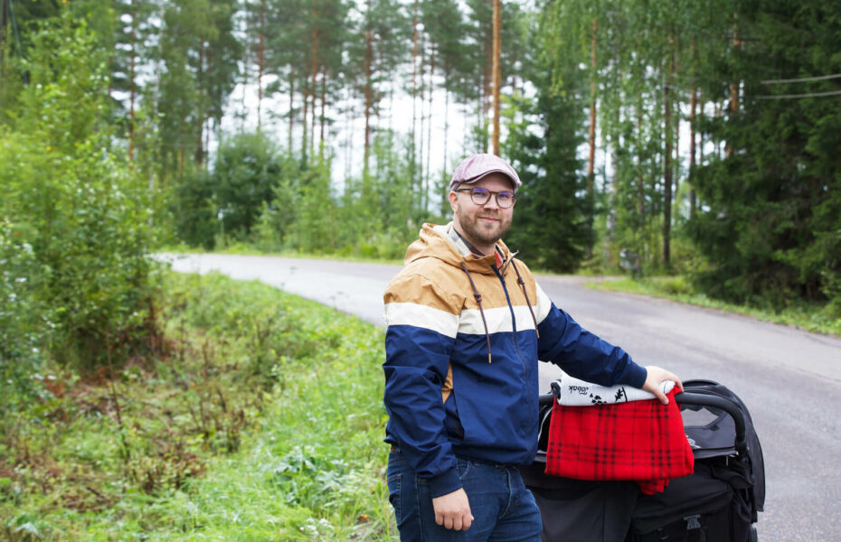 Peeti Kallonen seisoo lenkkipolulla rattaiden kanssa.