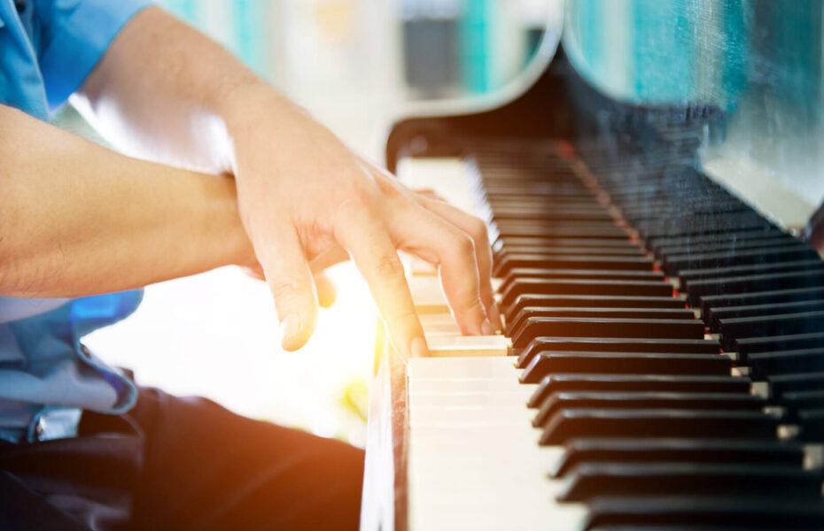 Kädet pianon koskettimilla.