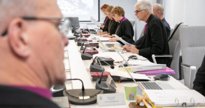 Arkkipiispa Tapio Luoma ja muita piispoja kokouksessa pöydän äärellä.