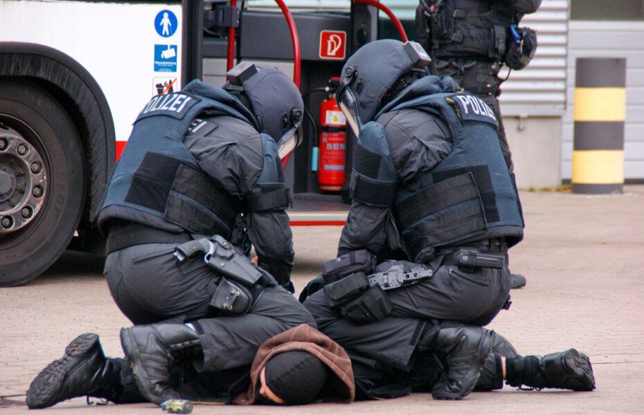 Poliisit ovat painaneet henkilön maahan.