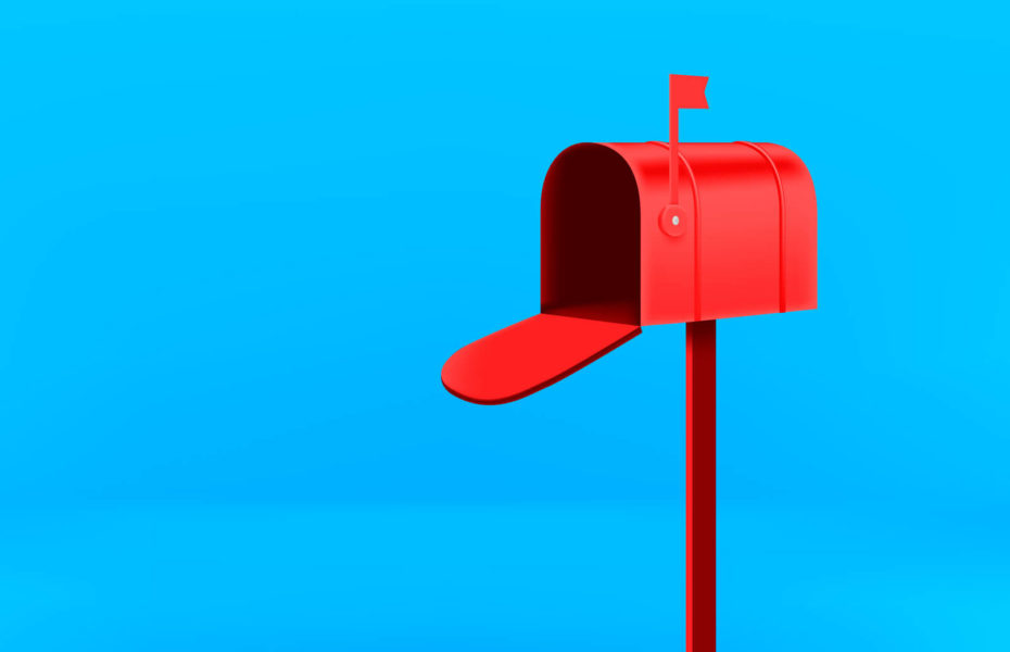 Sinisellä taustalla punainen postilaatikko.
