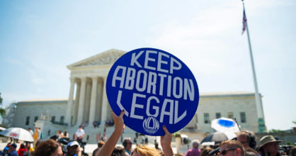 Väkijoukossa joku pitää ylhäällä kylttiä, jossa lukee "Keep abortion legal", eli pitäkää abortti laillisena.