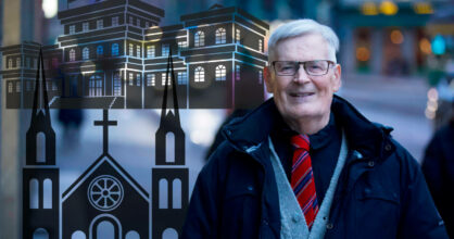 Raimo Kittilä seisoo kadulla. Hänen takanaan on piirroskuva kirkosta ja valtiollisesta rakennuksesta.