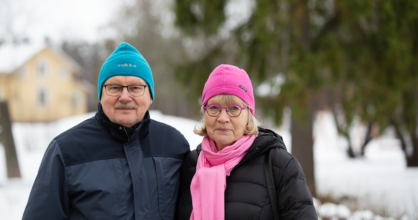 Riitta ja Hannu Rantala poseeraavat lumisessa maisemassa.