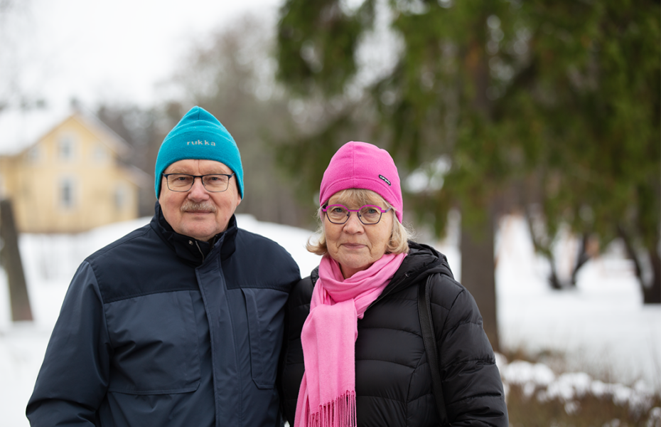 Riitta ja Hannu Rantala poseeraavat lumisessa maisemassa.