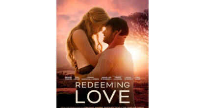 Redeeming Love -elokuvan kansi, jossa Abigail istuu Michaelin sylissä ja pitää tämän kasvoja käsissään.