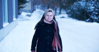 Riitta Anttila kävelee lumista tietä.