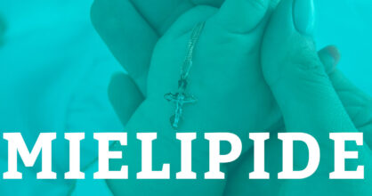 Vauvan kädessä on ristiriipus. Kuvan päällä lukee teksti Mielipide.